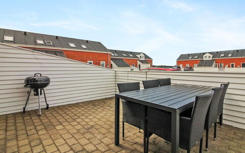 Raine - 2.3Km from the Sea: Flooring, Verdieping, Plafond, Interieur Ontwerp, Countertop, Keuken, Cabinetry, Kamer, Major Appliance, Lichte Inrichting