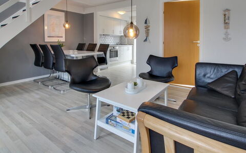 Raine - 2.3Km from the Sea: Appartement, Schaduw, Balkon, Stoel, Hek, Buitenmeubels, Aluminium, Kunstgras