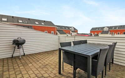 Raine - 2.3Km from the Sea