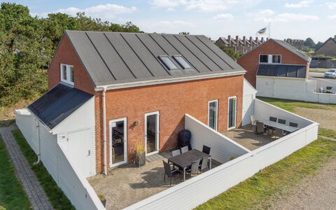 Byriel - 2.3Km from the Sea: Gebouw, Huis, Venster, Huis, Dak, Woongebied, Struik, Verblijf, Land Lot