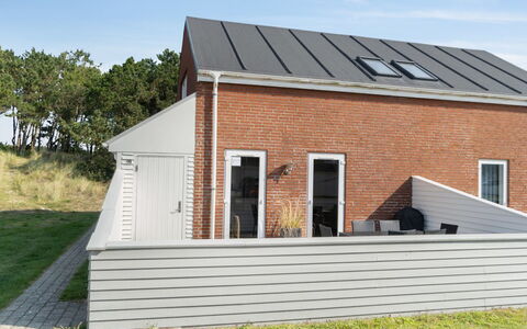 Byriel - 2.3Km from the Sea: Gebouw, Huis, Venster, Huis, Dak, Woongebied, Struik, Verblijf, Land Lot