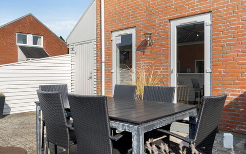 Byriel - 2.3Km from the Sea: Gebouw, Huis, Venster, Huis, Dak, Woongebied, Struik, Verblijf, Land Lot