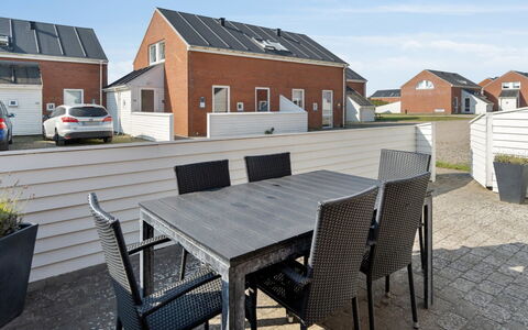 Byriel - 2.3Km from the Sea: Gebouw, Huis, Venster, Huis, Dak, Woongebied, Struik, Verblijf, Land Lot