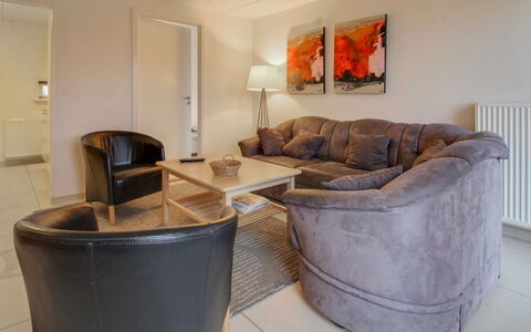 Daya - 2.3Km from the Sea: Meubilair, Interieur Ontwerp, Flooring, Bankstel, Verdieping, Hout, Woonkamer, Kamer, Huis, Verlichting