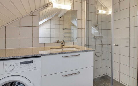 Daya - 2.3Km from the Sea: Flooring, Loodgieterswerkinrichting, Verdieping, Interieur Ontwerp, Wastafel, Badkamerkast, Kraan, Plafond, Badkamer, Loodgieter