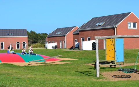 Asved - 2.3Km from the Sea: Gebouw, Huis, Venster, Huis, Dak, Woongebied, Struik, Verblijf, Land Lot