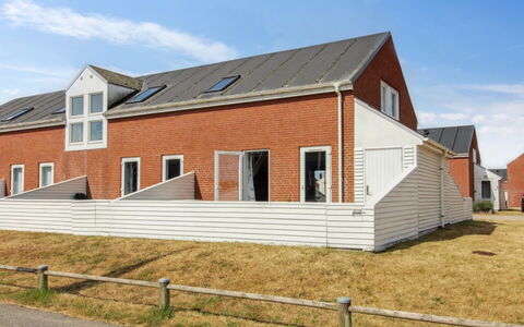 Asved - 2.3Km from the Sea: Gebouw, Huis, Venster, Huis, Dak, Woongebied, Struik, Verblijf, Land Lot