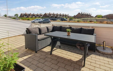 Asved - 2.3Km from the Sea: Gebouw, Huis, Venster, Huis, Dak, Woongebied, Struik, Verblijf, Land Lot