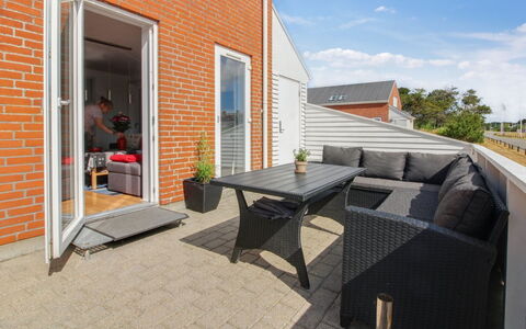 Asved - 2.3Km from the Sea: Gebouw, Huis, Venster, Huis, Dak, Woongebied, Struik, Verblijf, Land Lot