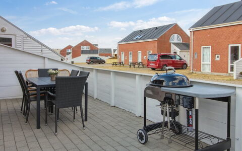 Asved - 2.3Km from the Sea: Gebouw, Huis, Venster, Huis, Dak, Woongebied, Struik, Verblijf, Land Lot