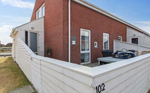 Asved - 2.3Km from the Sea: Gebouw, Huis, Venster, Huis, Dak, Woongebied, Struik, Verblijf, Land Lot