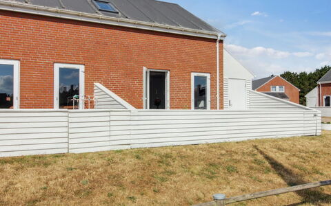 Asved - 2.3Km from the Sea: Gebouw, Huis, Venster, Huis, Dak, Woongebied, Struik, Verblijf, Land Lot