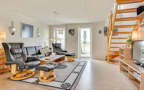 Helvig - 2.3Km from the Sea: Flooring, Meubilair, Interieur Ontwerp, Hout, Verdieping, Plafond, Woonkamer, Appartement, Bankstel, Kamer