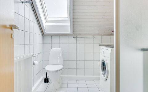Helvig - 2.3Km from the Sea: Flooring, Verdieping, Loodgieterswerkinrichting, Plafond, Interieur Ontwerp, Badkamer, Tegel, Loodgieter, Toilet