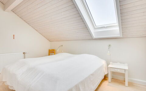 Helvig - 2.3Km from the Sea: Flooring, Verdieping, Hout, Interieur Ontwerp, Slaapkamer, Plafond, Bed, Houten Vloer, Linens, Laken