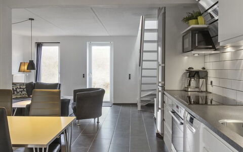 Alvild - 2.3Km from the Sea: Meubilair, Flooring, Interieur Ontwerp, Verdieping, Plafond, Keuken, Appartement, Stoel, Keuken En Eettafel, Kamer