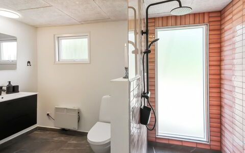 Kabbi - 2.6Km from the Sea: Gebouw, Huis, Venster, Huis, Dak, Woongebied, Struik, Verblijf, Land Lot