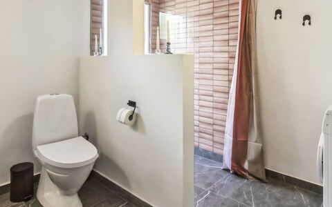 Kabbi - 2.6Km from the Sea: Wc Bril, Toilet, Flooring, Badkamer, Verdieping, Muur, Loodgieterswerkinrichting, Interieur Ontwerp, Loodgieter, Tegel