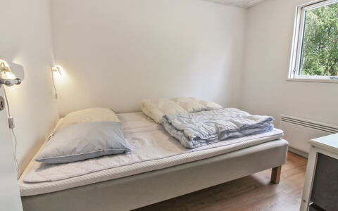 Kabbi - 2.6Km from the Sea: Flooring, Verdieping, Slaapkamer, Hout, Bed, Interieur Ontwerp, Laken, Meubilair, Bedding, Bed Frame