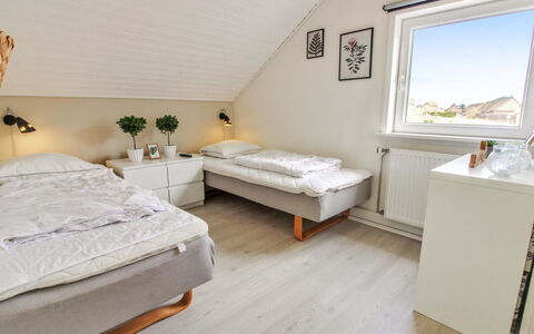 Iffuer - 2.3Km from the Sea: Slaapkamer, Bed, Hout, Interieur Ontwerp, Verdieping, Meubilair, Flooring, Laken, Bedding, Kamer