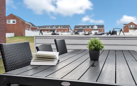 Iffuer - 2.3Km from the Sea: Meubilair, Interieur Ontwerp, Stoel, Flooring, Tafel, Toevlucht, Verdieping, Plafond, Kamer, Eco Hotel