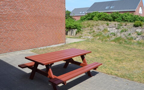Mahena - 2.3Km from the Sea: Openluchtbank, Buitenmeubels, Meubilair, Picknicktafel, Buitentafel, Hardwood, Bank, Beits, Plank
