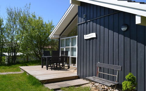 Fides - 600M from the Sea: Verblijf, Schaduw, Deur, Veranda, Siding, Werf, Garden Gebouwen, Plank, Hardwood, Buitenmeubels