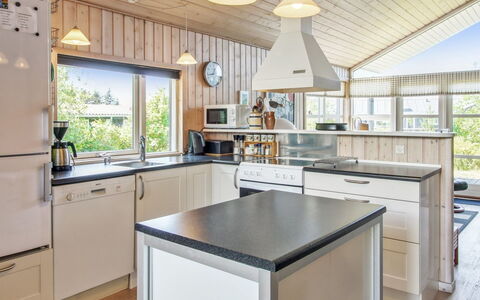 Fides - 600M from the Sea: Keuken, Countertop, Toestel Van De Keuken, Interieur Ontwerp, Hout, Plafond, Cabinetry, Meubilair, Lichte Inrichting, Major Appliance