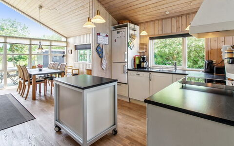 Fides - 600M from the Sea: Hout, Plafond, Interieur Ontwerp, Keuken, Meubilair, Flooring, Huis, Lichte Inrichting, Countertop, Kamer
