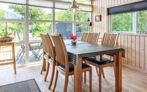 Fides - 600M from the Sea: Meubilair, Interieur Ontwerp, Flooring, Hout, Plafond, Eetkamer, Verdieping, Keuken En Eettafel, Tafel, Stoel