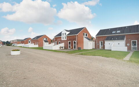 Herward - 2.3Km from the Sea: Woongebied, Huis, Dak, Menselijke Nederzetting, Oprit, Verblijf, Voorstad, Dorp