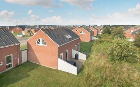 Herward - 2.3Km from the Sea: Woongebied, Huis, Huis, Menselijke Nederzetting, Verblijf, Voorstad, Metselwerk, Gazon, Oprit, Landgoed