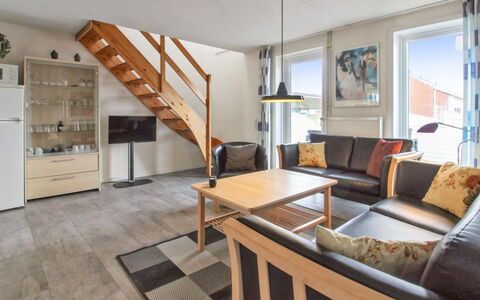 Tinna - 2.3Km from the Sea: Gebouw, Huis, Venster, Huis, Dak, Woongebied, Struik, Verblijf, Land Lot