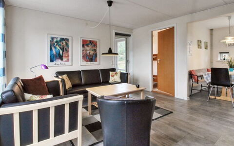 Tinna - 2.3Km from the Sea: Gebouw, Huis, Venster, Huis, Dak, Woongebied, Struik, Verblijf, Land Lot