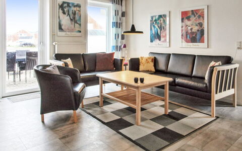 Tinna - 2.3Km from the Sea: Gebouw, Huis, Venster, Huis, Dak, Woongebied, Struik, Verblijf, Land Lot