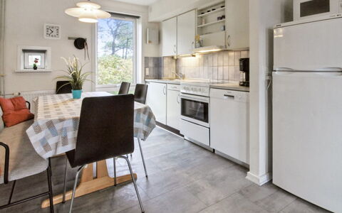 Tinna - 2.3Km from the Sea: Gebouw, Huis, Venster, Huis, Dak, Woongebied, Struik, Verblijf, Land Lot