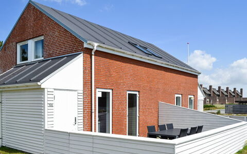 Tinna - 2.3Km from the Sea: Gebouw, Huis, Venster, Huis, Dak, Woongebied, Struik, Verblijf, Land Lot