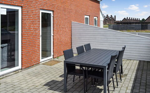 Tinna - 2.3Km from the Sea: Gebouw, Huis, Venster, Huis, Dak, Woongebied, Struik, Verblijf, Land Lot