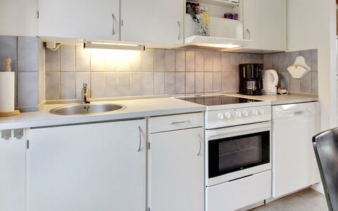 Tinna - 2.3Km from the Sea: Gebouw, Huis, Venster, Huis, Dak, Woongebied, Struik, Verblijf, Land Lot