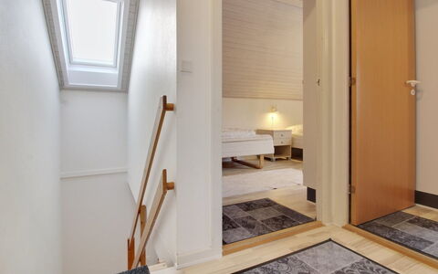 Tinna - 2.3Km from the Sea: Gebouw, Huis, Venster, Huis, Dak, Woongebied, Struik, Verblijf, Land Lot
