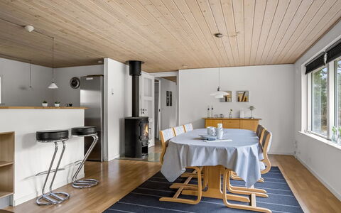 Micke - 3.2Km from the Sea: Struik, Stedelijk Ontwerp, Groundcover, Steen, Appartement, Landgoed, Metselwerk, Balkon, Landscaping