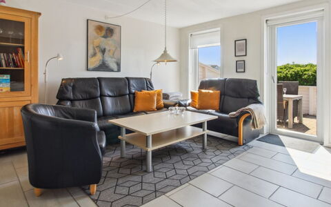 Faidra - 2.5Km from the Sea: Meubilair, Flooring, Interieur Ontwerp, Verdieping, Hout, Bankstel, Plafond, Verlichting, Kamer, Woonkamer