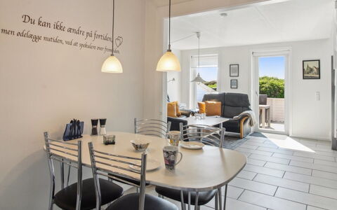 Faidra - 2.5Km from the Sea: Meubilair, Interieur Ontwerp, Flooring, Verdieping, Stoel, Tafel, Plafond, Keuken En Eettafel, Kamer, Eetkamer
