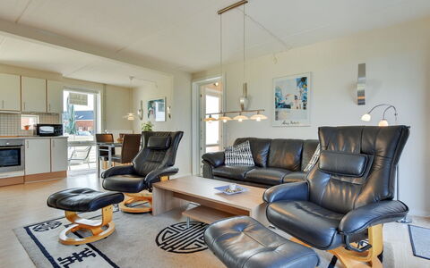 Jovanka - 2.3Km from the Sea: Meubilair, Interieur Ontwerp, Flooring, Hout, Verdieping, Woonkamer, Bankstel, Plafond, Kamer, Stoel