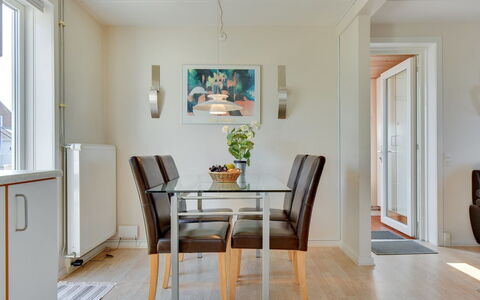 Jovanka - 2.3Km from the Sea: Meubilair, Interieur Ontwerp, Flooring, Muur, Verdieping, Hout, Tafel, Eetkamer, Plafond, Keuken En Eettafel