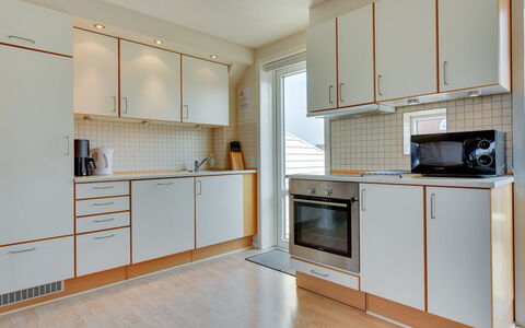 Jovanka - 2.3Km from the Sea: Flooring, Hout, Verdieping, Interieur Ontwerp, Keuken, Toestel Van De Keuken, Major Appliance, Countertop, Plafond, Houten Vloer