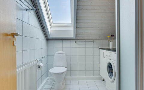 Jovanka - 2.3Km from the Sea: Flooring, Verdieping, Loodgieterswerkinrichting, Interieur Ontwerp, Plafond, Badkamer, Loodgieter, Tegel, Toilet, Kraan