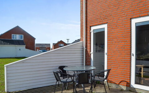 Gaida - 2.3Km from the Sea: Steen, Samengesteld Materiaal, Buitenmeubels, Siding, Metselwerk, Deur, Stoel, Buitentafel, Beits