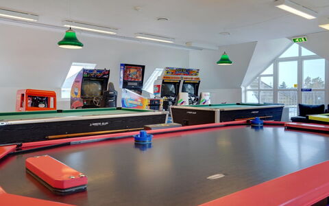 Gaida - 2.3Km from the Sea: Indoor Games En Sport, Biljarttafel, Pool, Recreatie Ruimte, Biljartkamer, Interieur Ontwerp, Meubilair, Tafel, Sportuitrusting