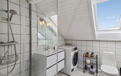 Gaida - 2.3Km from the Sea: Flooring, Verdieping, Plafond, Interieur Ontwerp, Loodgieterswerkinrichting, Tegel, Loodgieter, Lichte Inrichting, Kraan